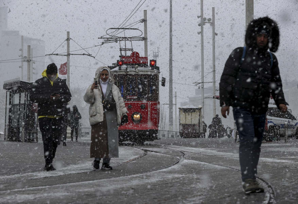 İstanbul kar yağışına teslim oldu! Vatandaşlar yürüyen kardan adama döndü! İşte kentin birçok noktasından fotoğraflar... 23