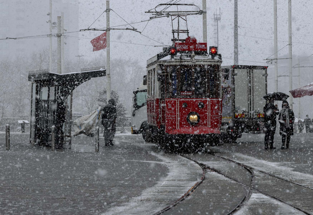 İstanbul kar yağışına teslim oldu! Vatandaşlar yürüyen kardan adama döndü! İşte kentin birçok noktasından fotoğraflar... 24