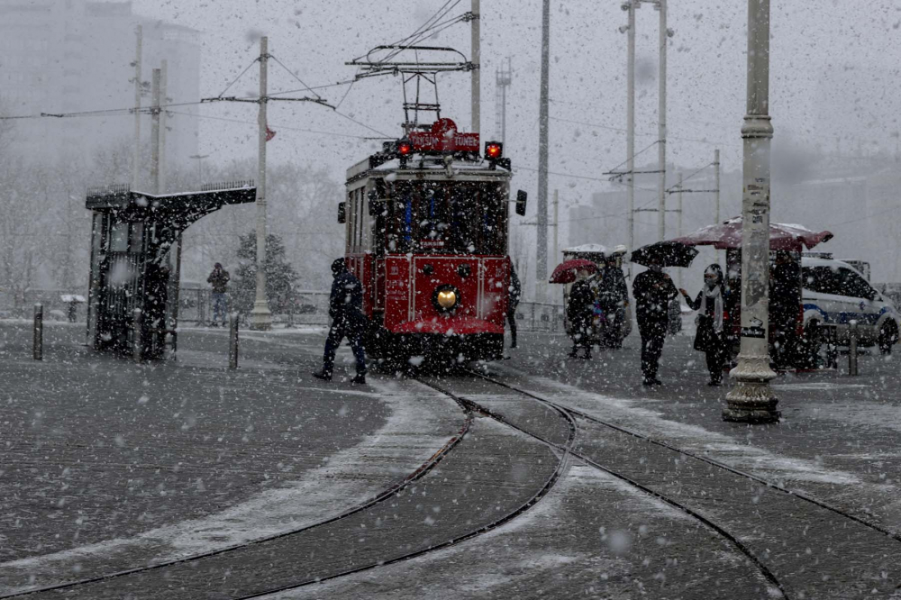 İstanbul kar yağışına teslim oldu! Vatandaşlar yürüyen kardan adama döndü! İşte kentin birçok noktasından fotoğraflar... 25