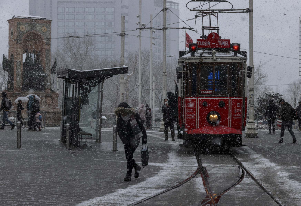 İstanbul kar yağışına teslim oldu! Vatandaşlar yürüyen kardan adama döndü! İşte kentin birçok noktasından fotoğraflar... 26