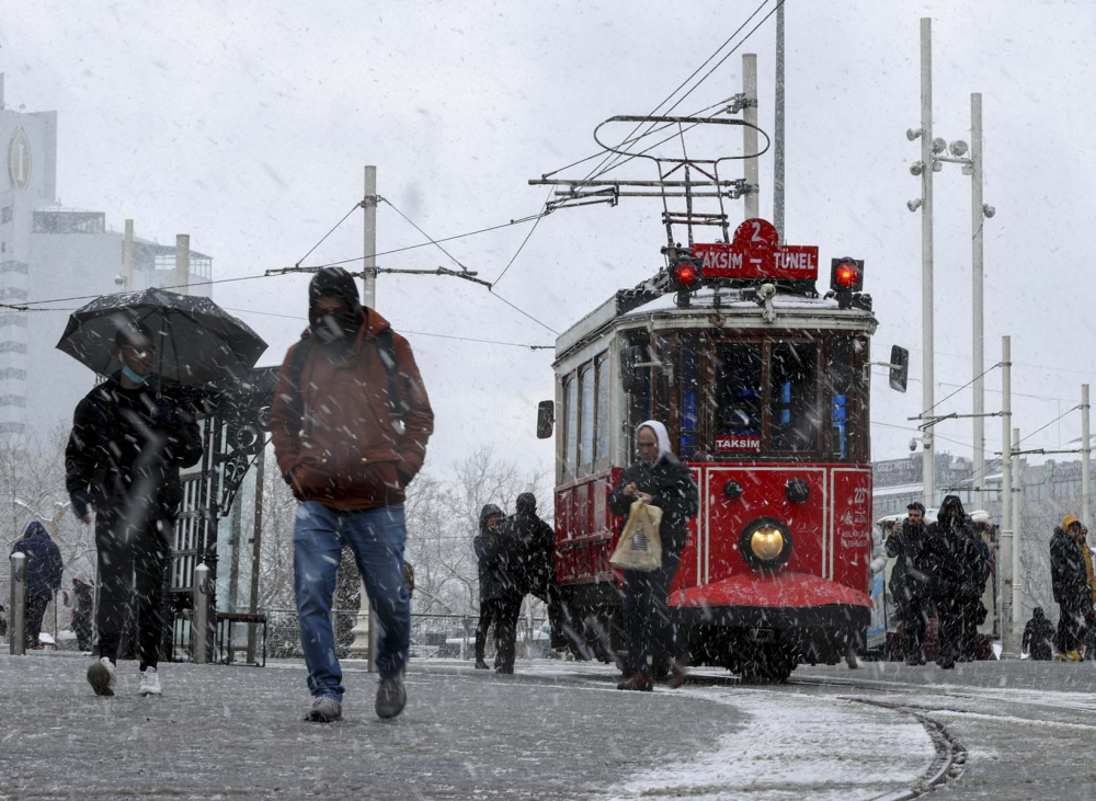 İstanbul kar yağışına teslim oldu! Vatandaşlar yürüyen kardan adama döndü! İşte kentin birçok noktasından fotoğraflar... 27