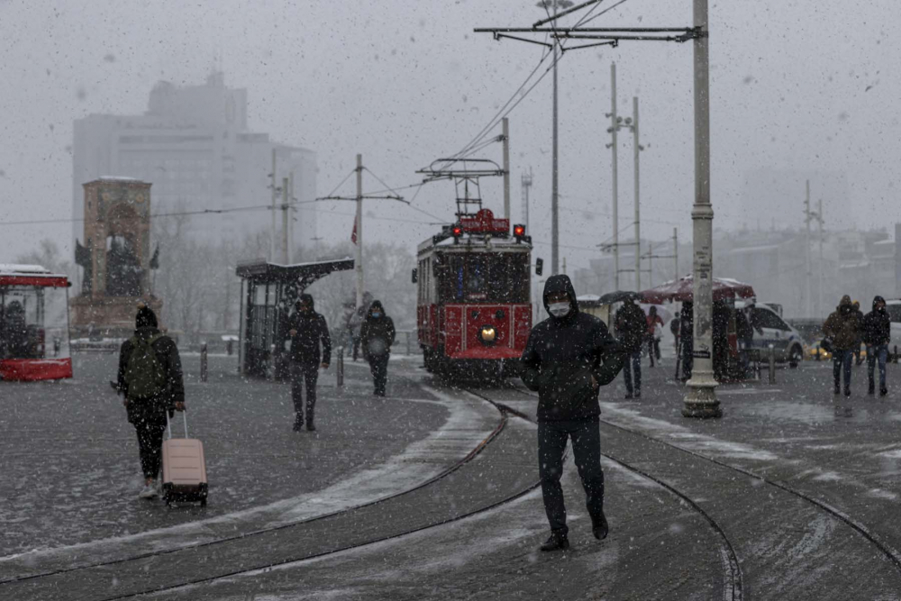 İstanbul kar yağışına teslim oldu! Vatandaşlar yürüyen kardan adama döndü! İşte kentin birçok noktasından fotoğraflar... 28