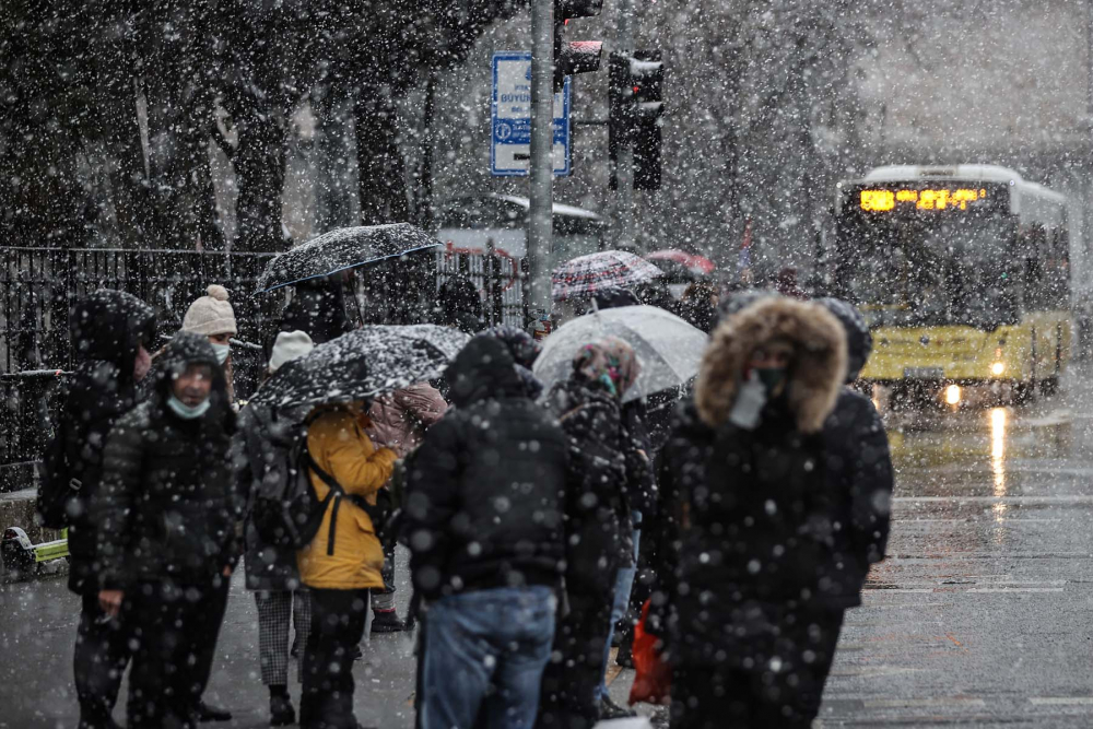 İstanbul kar yağışına teslim oldu! Vatandaşlar yürüyen kardan adama döndü! İşte kentin birçok noktasından fotoğraflar... 3