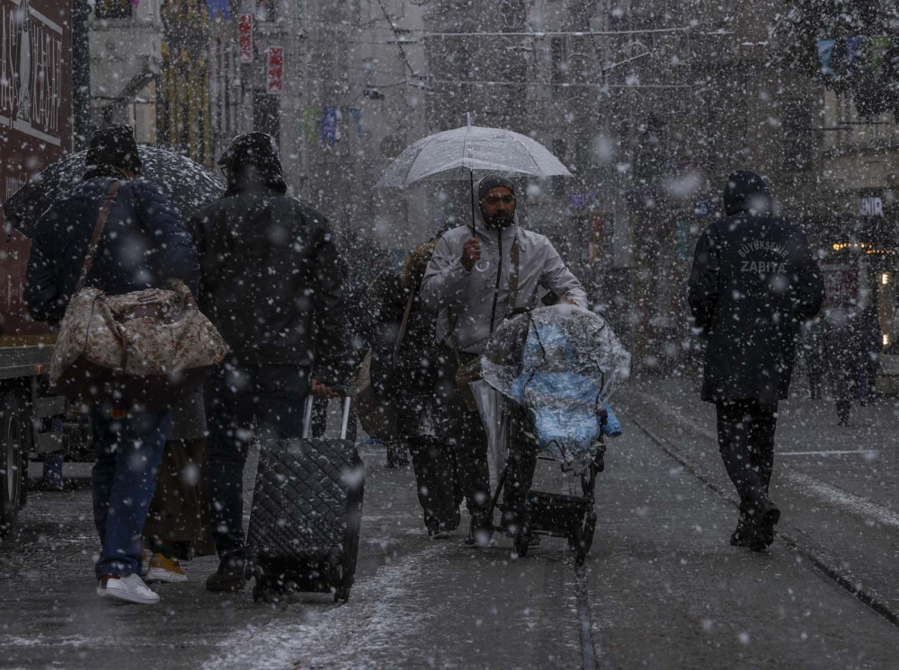 İstanbul kar yağışına teslim oldu! Vatandaşlar yürüyen kardan adama döndü! İşte kentin birçok noktasından fotoğraflar... 30