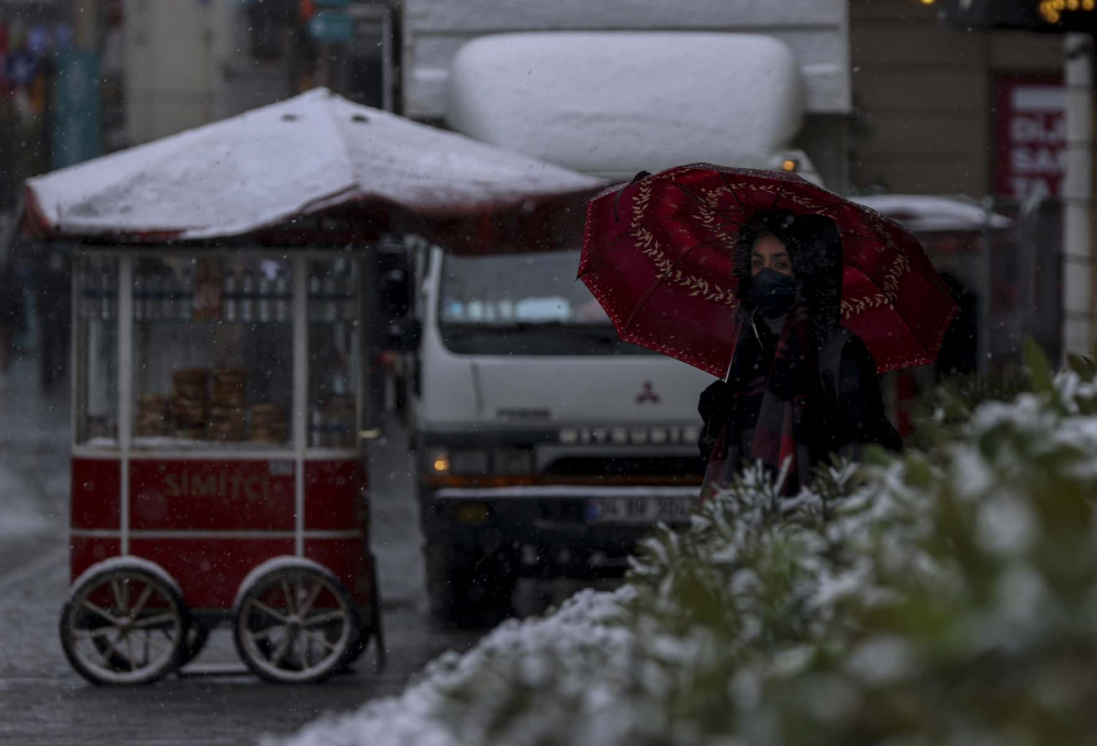 İstanbul kar yağışına teslim oldu! Vatandaşlar yürüyen kardan adama döndü! İşte kentin birçok noktasından fotoğraflar... 31