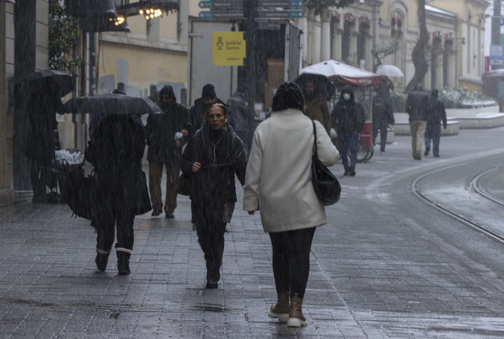 İstanbul kar yağışına teslim oldu! Vatandaşlar yürüyen kardan adama döndü! İşte kentin birçok noktasından fotoğraflar... 32