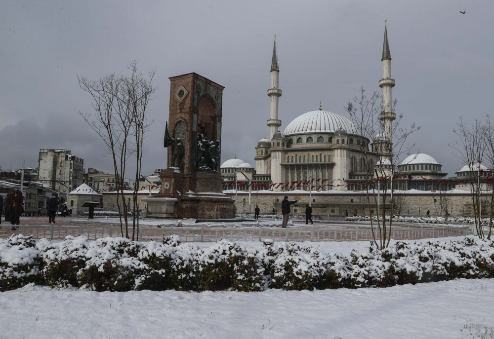 İstanbul kar yağışına teslim oldu! Vatandaşlar yürüyen kardan adama döndü! İşte kentin birçok noktasından fotoğraflar... 33