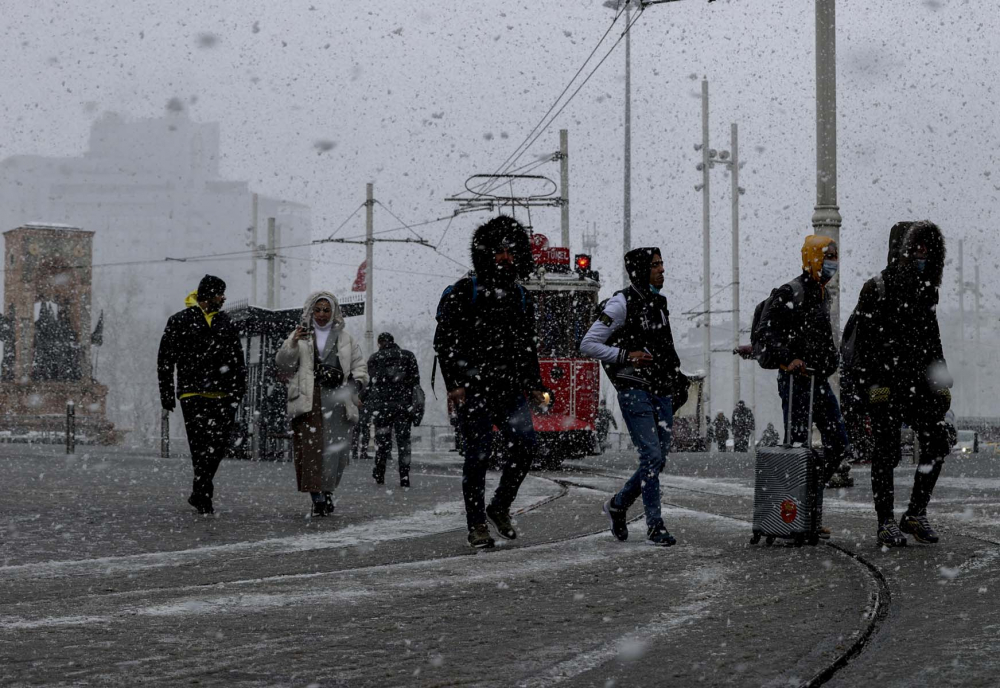 İstanbul kar yağışına teslim oldu! Vatandaşlar yürüyen kardan adama döndü! İşte kentin birçok noktasından fotoğraflar... 35