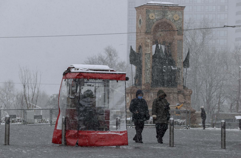 İstanbul kar yağışına teslim oldu! Vatandaşlar yürüyen kardan adama döndü! İşte kentin birçok noktasından fotoğraflar... 36