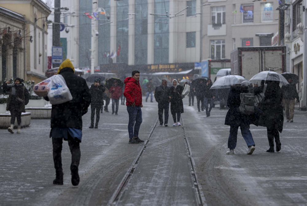 İstanbul kar yağışına teslim oldu! Vatandaşlar yürüyen kardan adama döndü! İşte kentin birçok noktasından fotoğraflar... 37