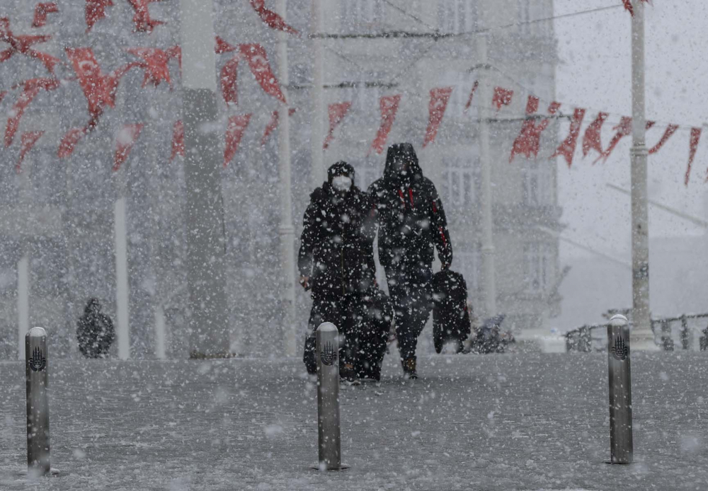 İstanbul kar yağışına teslim oldu! Vatandaşlar yürüyen kardan adama döndü! İşte kentin birçok noktasından fotoğraflar... 38