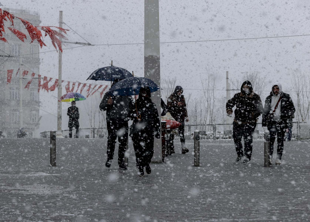 İstanbul kar yağışına teslim oldu! Vatandaşlar yürüyen kardan adama döndü! İşte kentin birçok noktasından fotoğraflar... 39