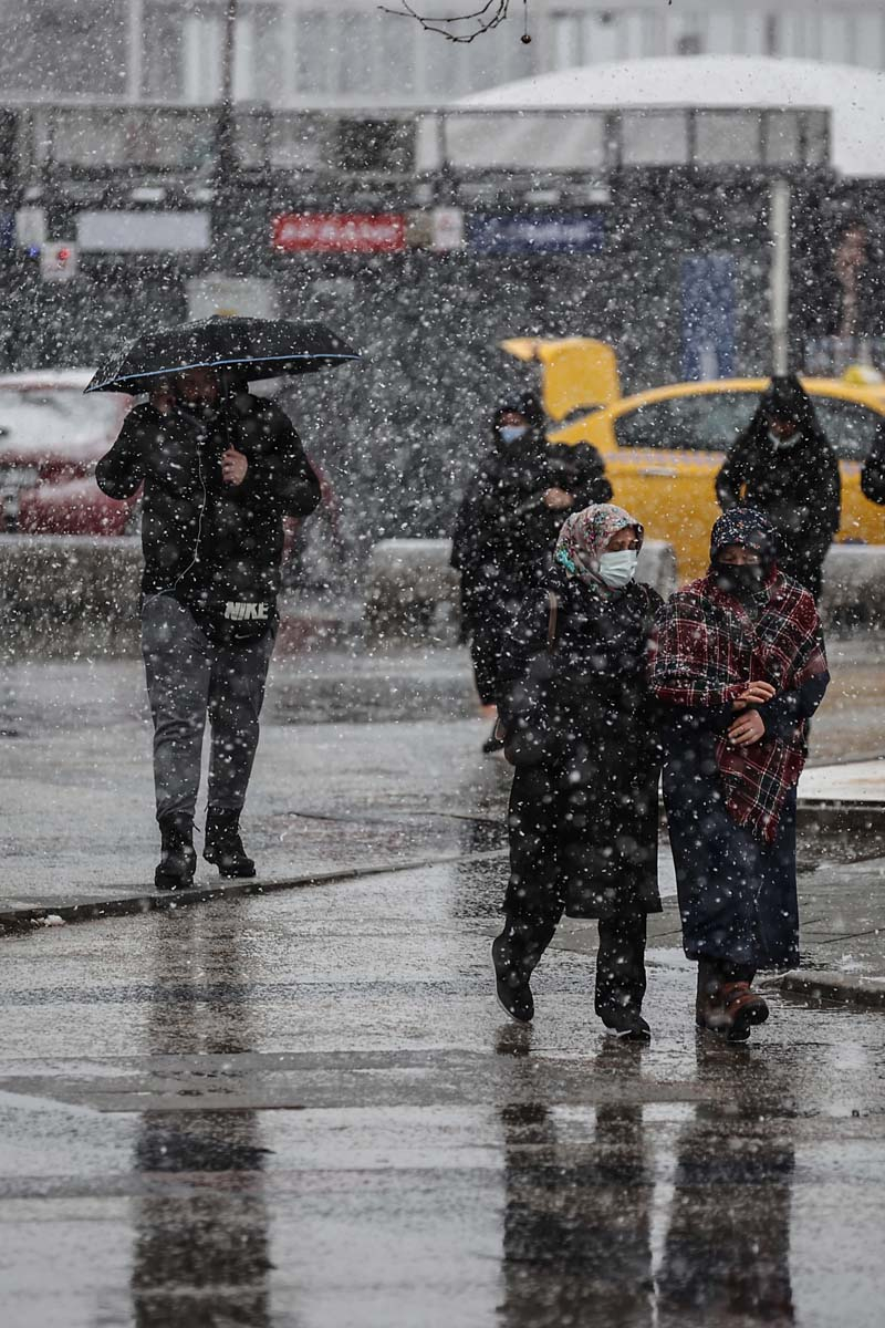 İstanbul kar yağışına teslim oldu! Vatandaşlar yürüyen kardan adama döndü! İşte kentin birçok noktasından fotoğraflar... 4