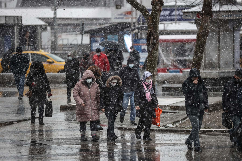 İstanbul kar yağışına teslim oldu! Vatandaşlar yürüyen kardan adama döndü! İşte kentin birçok noktasından fotoğraflar... 5