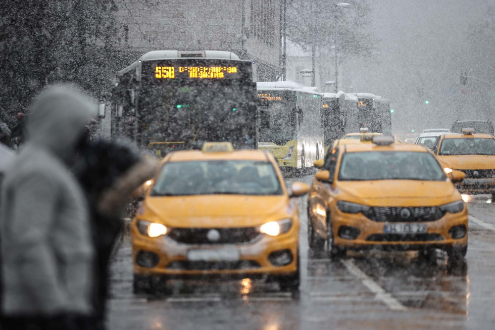 İstanbul kar yağışına teslim oldu! Vatandaşlar yürüyen kardan adama döndü! İşte kentin birçok noktasından fotoğraflar... 8