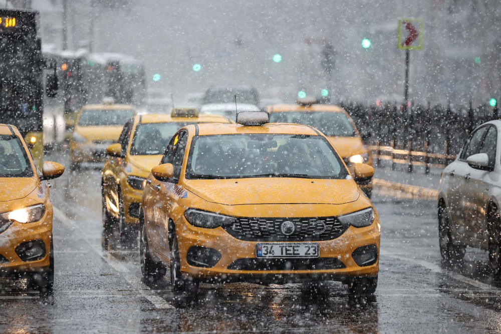 İstanbul kar yağışına teslim oldu! Vatandaşlar yürüyen kardan adama döndü! İşte kentin birçok noktasından fotoğraflar... 9