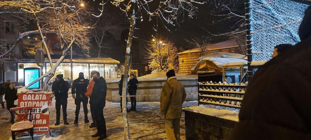 Kartopu savaşı gerçek savaşa dönüştü! Beyoğlu Tophane Parkı’nda gece yarısı 50 kişilik silahlı kavgada 7 kişi yaralandı! 9