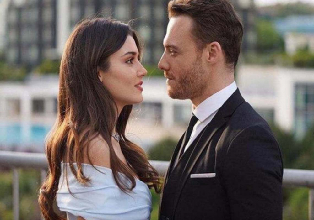 Kerem Bürsin'le yollarını ayıran Hande Erçel, Atasay Kamer'le aşk mı yaşıyor? Öpüştükleri iddia edilmişti! Gerçek gizli kalmadı! 2