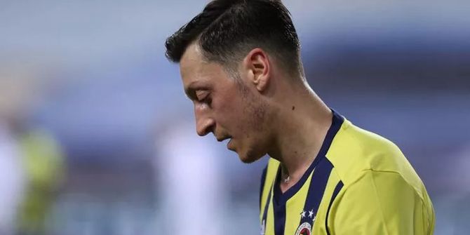 Mesut Özil İngiltere'nin gündeminden düşmüyor! Efsane ismin Özil yorumu dikkat çekti!