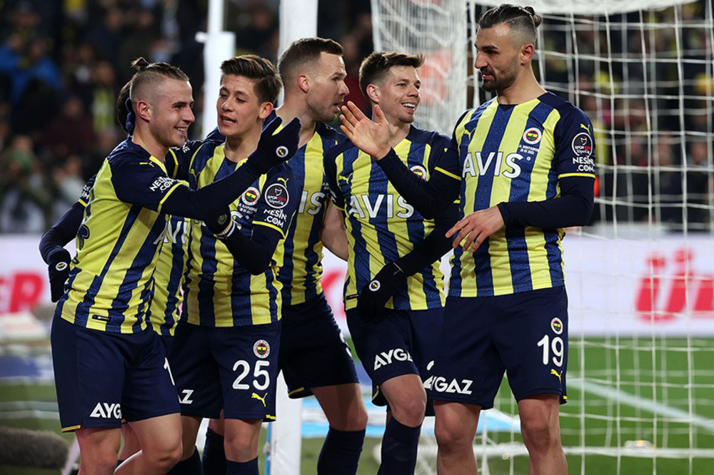 Fenerbahçe'de kadro dağılıyor! Yıldız isimler bir bir gidecek! 4 ismin bileti kesildi! 3