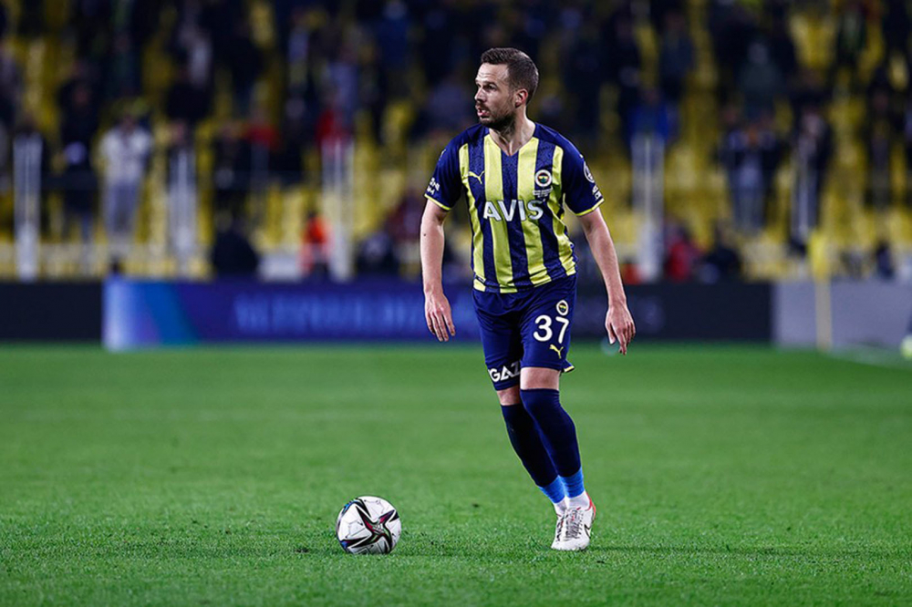 Fenerbahçe'de kadro dağılıyor! Yıldız isimler bir bir gidecek! 4 ismin bileti kesildi! 5