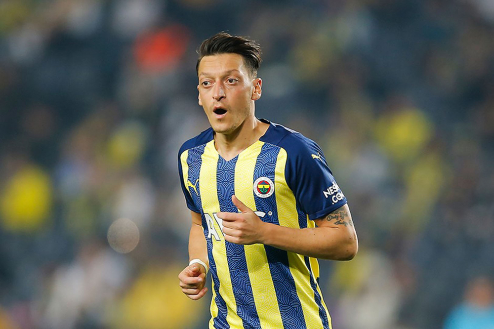 Fenerbahçe'de kadro dışı bırakılan Mesut Özil'in yeni takımı belli oluyor! Yıldız futbolcunun gideceği ülke şaşkınlık yarattı! 8