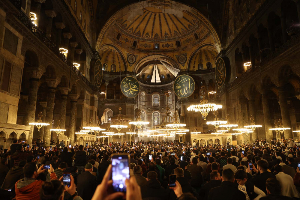 Fethin sembolü Ayasofya-i Kebir Cami-i Şerifi'nde tarihi an! 88 yıl sonra ilk teravih namazı kılındı, cami ve Sultan Ahmet Meydanı doldu, taştı 1