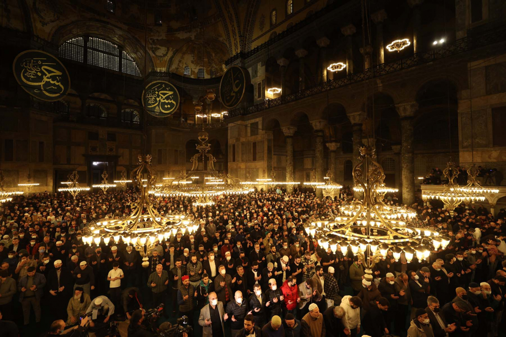 Fethin sembolü Ayasofya-i Kebir Cami-i Şerifi'nde tarihi an! 88 yıl sonra ilk teravih namazı kılındı, cami ve Sultan Ahmet Meydanı doldu, taştı 10