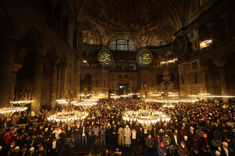 Fethin sembolü Ayasofya-i Kebir Cami-i Şerifi'nde tarihi an! 88 yıl sonra ilk teravih namazı kılındı, cami ve Sultan Ahmet Meydanı doldu, taştı 11