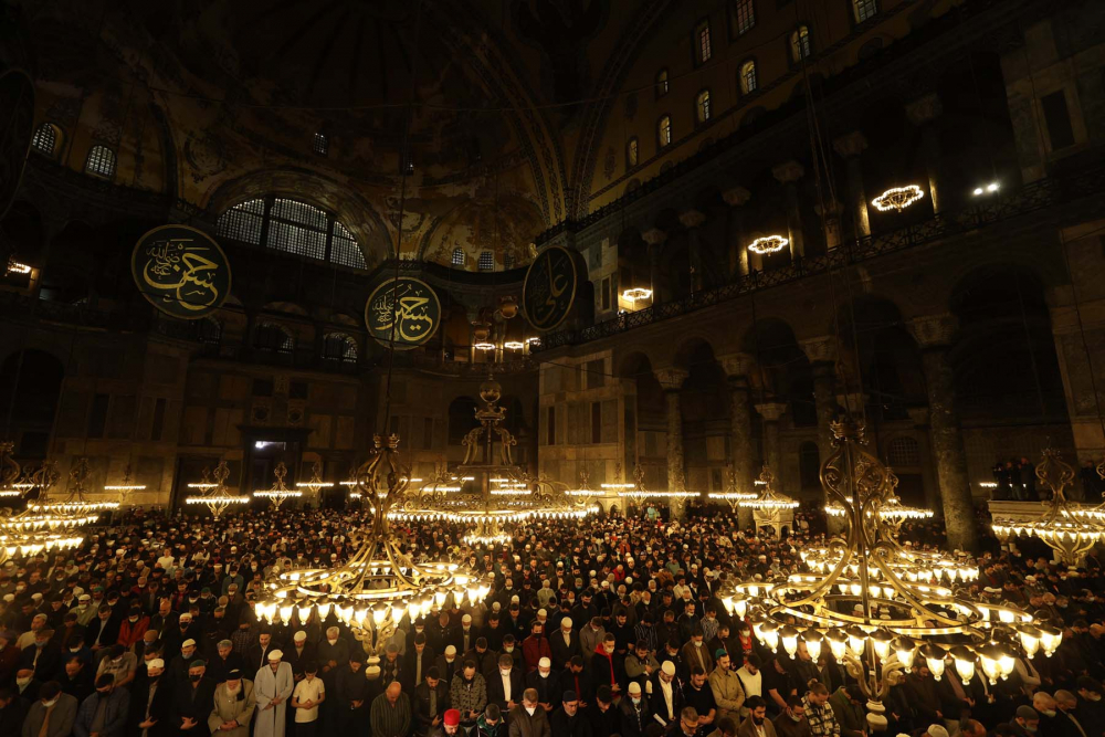 Fethin sembolü Ayasofya-i Kebir Cami-i Şerifi'nde tarihi an! 88 yıl sonra ilk teravih namazı kılındı, cami ve Sultan Ahmet Meydanı doldu, taştı 12