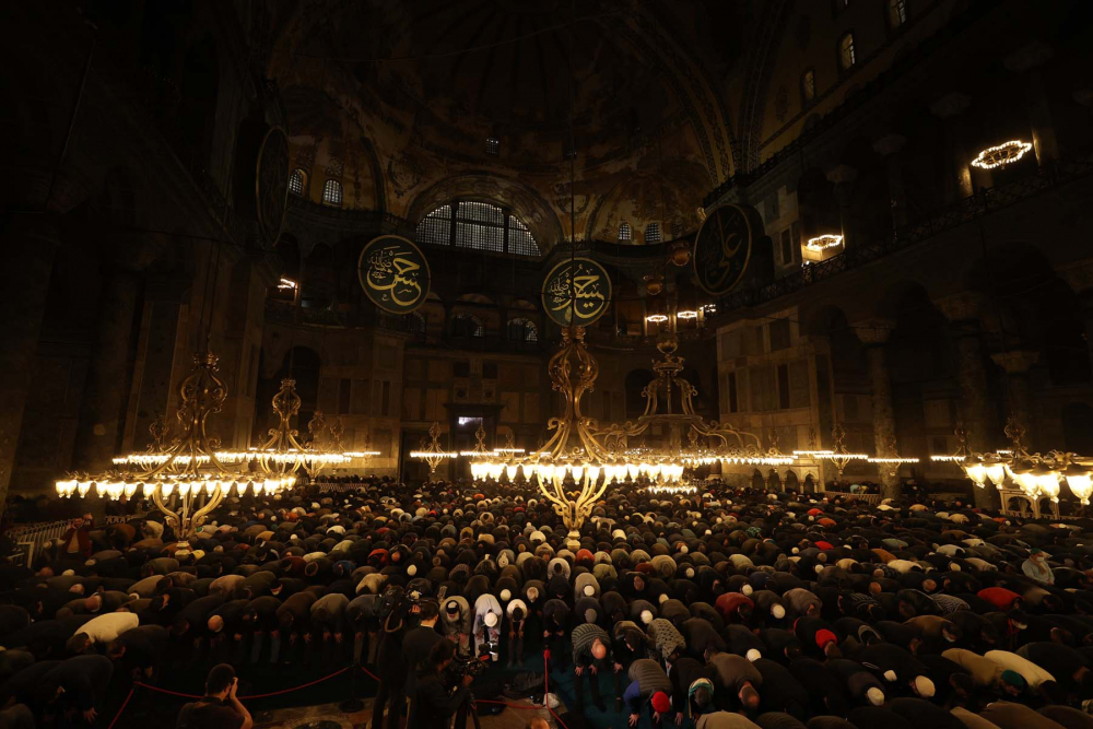 Fethin sembolü Ayasofya-i Kebir Cami-i Şerifi'nde tarihi an! 88 yıl sonra ilk teravih namazı kılındı, cami ve Sultan Ahmet Meydanı doldu, taştı 13