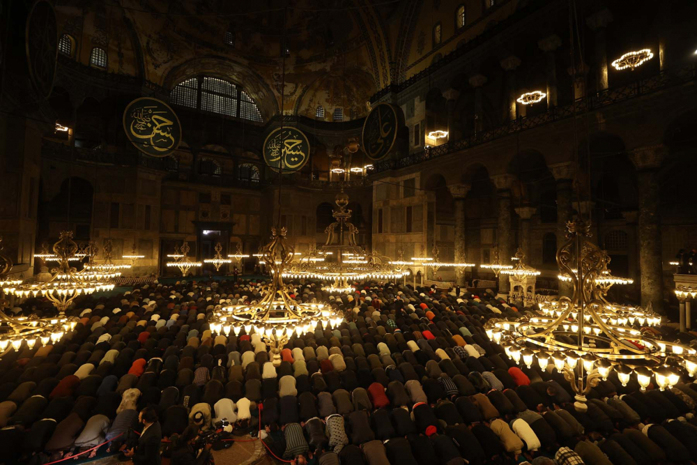 Fethin sembolü Ayasofya-i Kebir Cami-i Şerifi'nde tarihi an! 88 yıl sonra ilk teravih namazı kılındı, cami ve Sultan Ahmet Meydanı doldu, taştı 14