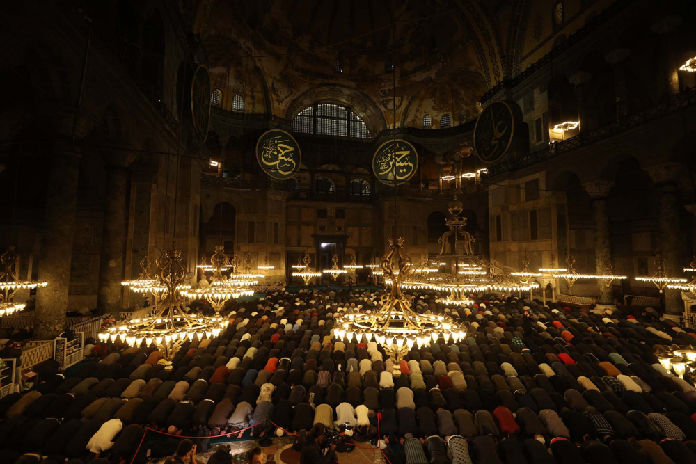 Fethin sembolü Ayasofya-i Kebir Cami-i Şerifi'nde tarihi an! 88 yıl sonra ilk teravih namazı kılındı, cami ve Sultan Ahmet Meydanı doldu, taştı 15