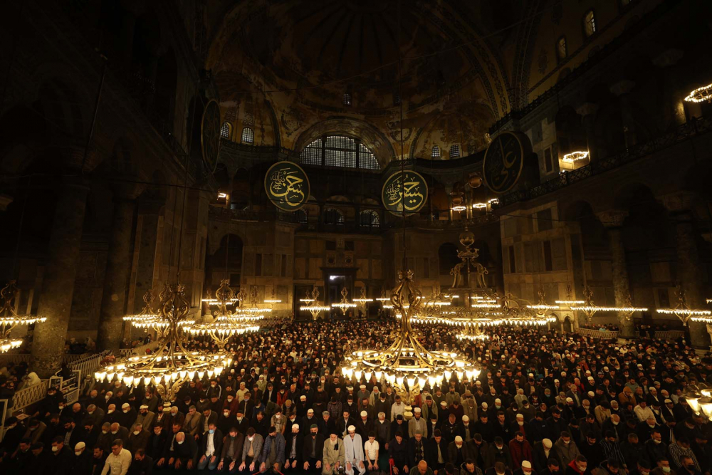 Fethin sembolü Ayasofya-i Kebir Cami-i Şerifi'nde tarihi an! 88 yıl sonra ilk teravih namazı kılındı, cami ve Sultan Ahmet Meydanı doldu, taştı 16