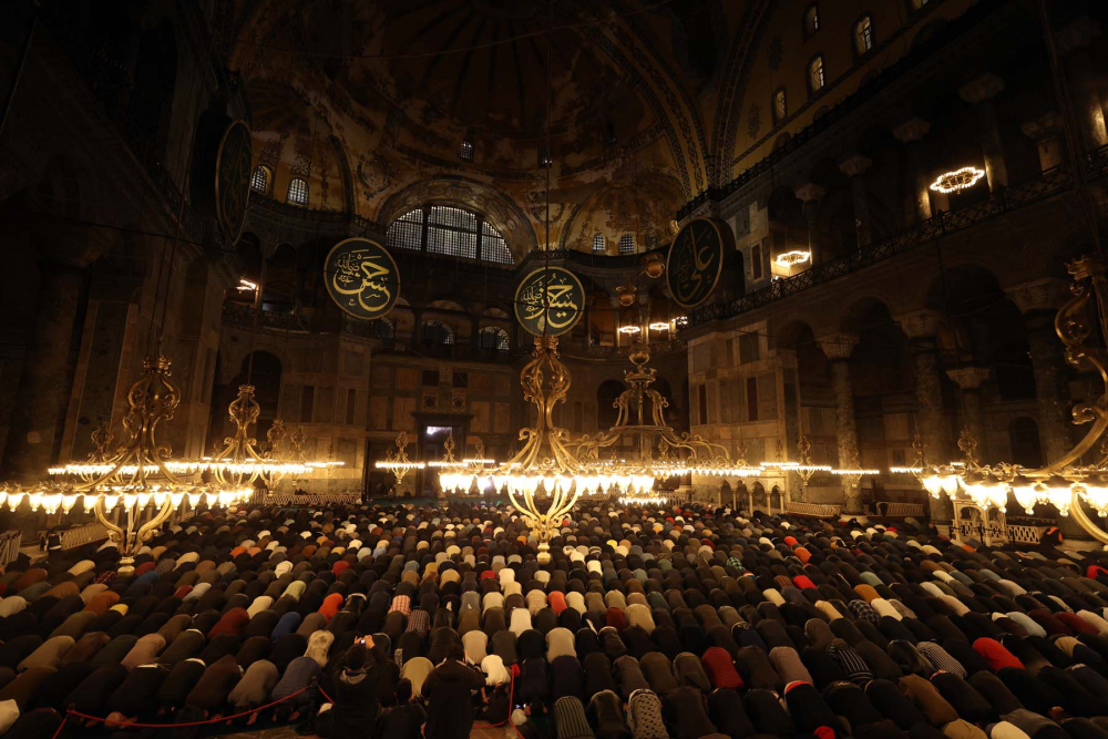 Fethin sembolü Ayasofya-i Kebir Cami-i Şerifi'nde tarihi an! 88 yıl sonra ilk teravih namazı kılındı, cami ve Sultan Ahmet Meydanı doldu, taştı 17