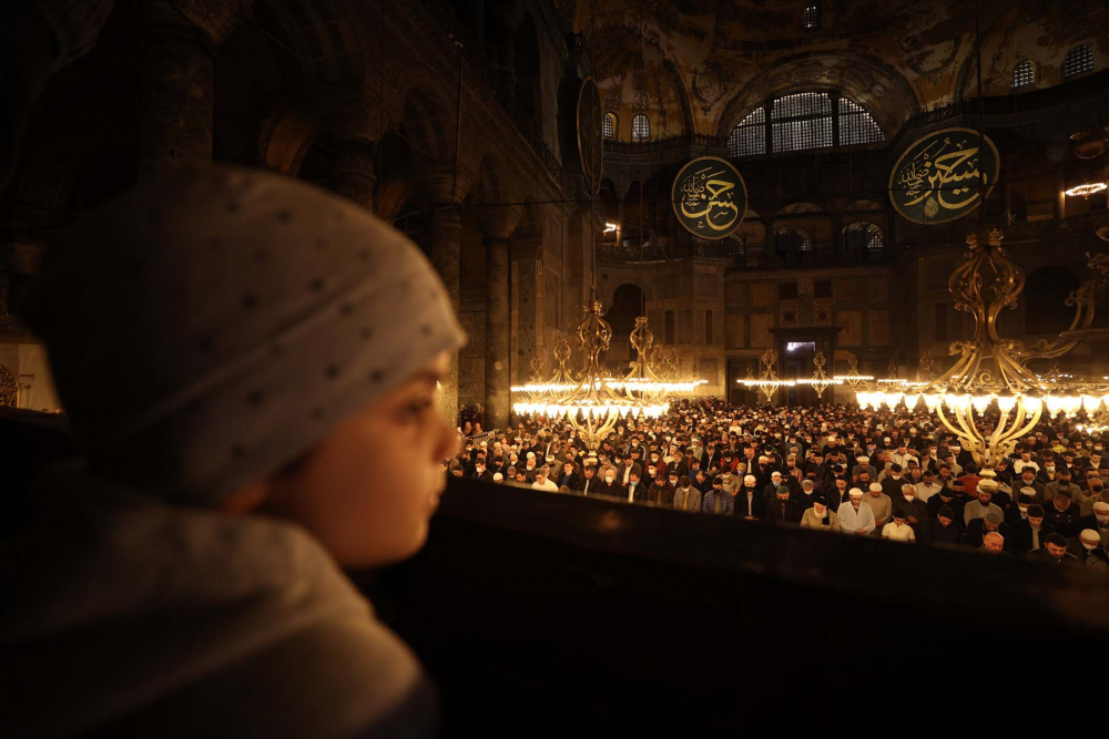 Fethin sembolü Ayasofya-i Kebir Cami-i Şerifi'nde tarihi an! 88 yıl sonra ilk teravih namazı kılındı, cami ve Sultan Ahmet Meydanı doldu, taştı 18