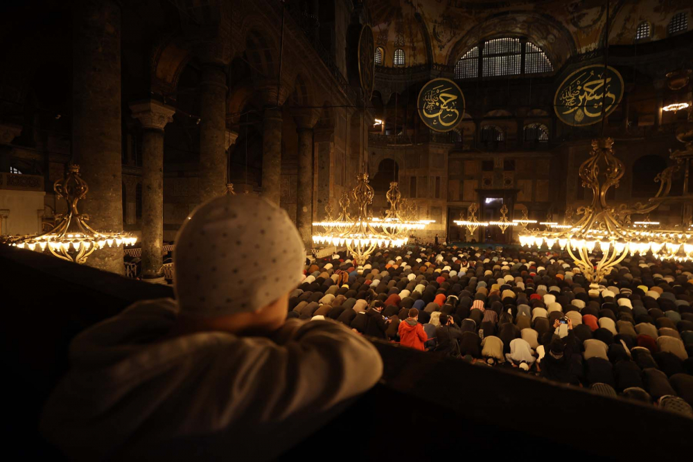 Fethin sembolü Ayasofya-i Kebir Cami-i Şerifi'nde tarihi an! 88 yıl sonra ilk teravih namazı kılındı, cami ve Sultan Ahmet Meydanı doldu, taştı 19