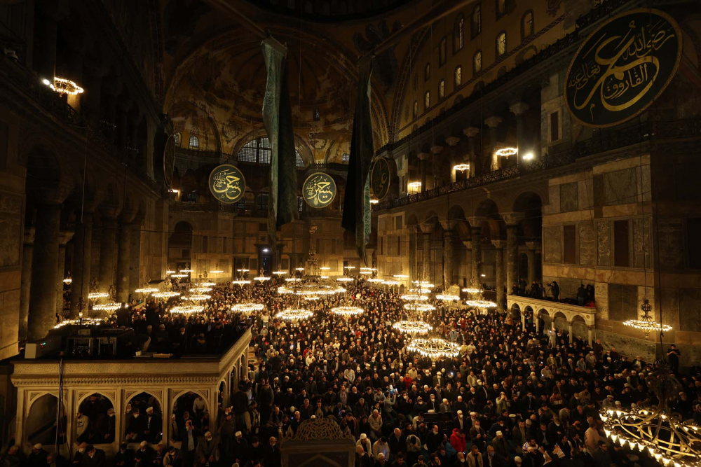 Fethin sembolü Ayasofya-i Kebir Cami-i Şerifi'nde tarihi an! 88 yıl sonra ilk teravih namazı kılındı, cami ve Sultan Ahmet Meydanı doldu, taştı 2