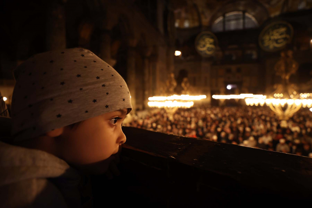 Fethin sembolü Ayasofya-i Kebir Cami-i Şerifi'nde tarihi an! 88 yıl sonra ilk teravih namazı kılındı, cami ve Sultan Ahmet Meydanı doldu, taştı 20