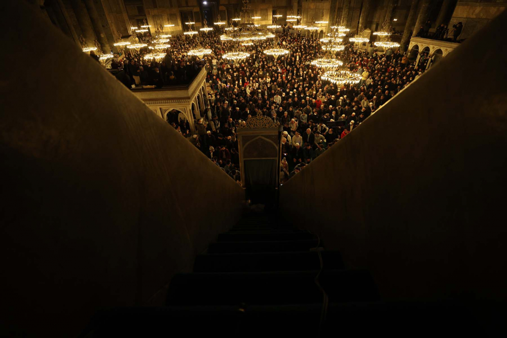 Fethin sembolü Ayasofya-i Kebir Cami-i Şerifi'nde tarihi an! 88 yıl sonra ilk teravih namazı kılındı, cami ve Sultan Ahmet Meydanı doldu, taştı 3