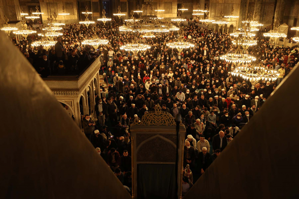 Fethin sembolü Ayasofya-i Kebir Cami-i Şerifi'nde tarihi an! 88 yıl sonra ilk teravih namazı kılındı, cami ve Sultan Ahmet Meydanı doldu, taştı 4