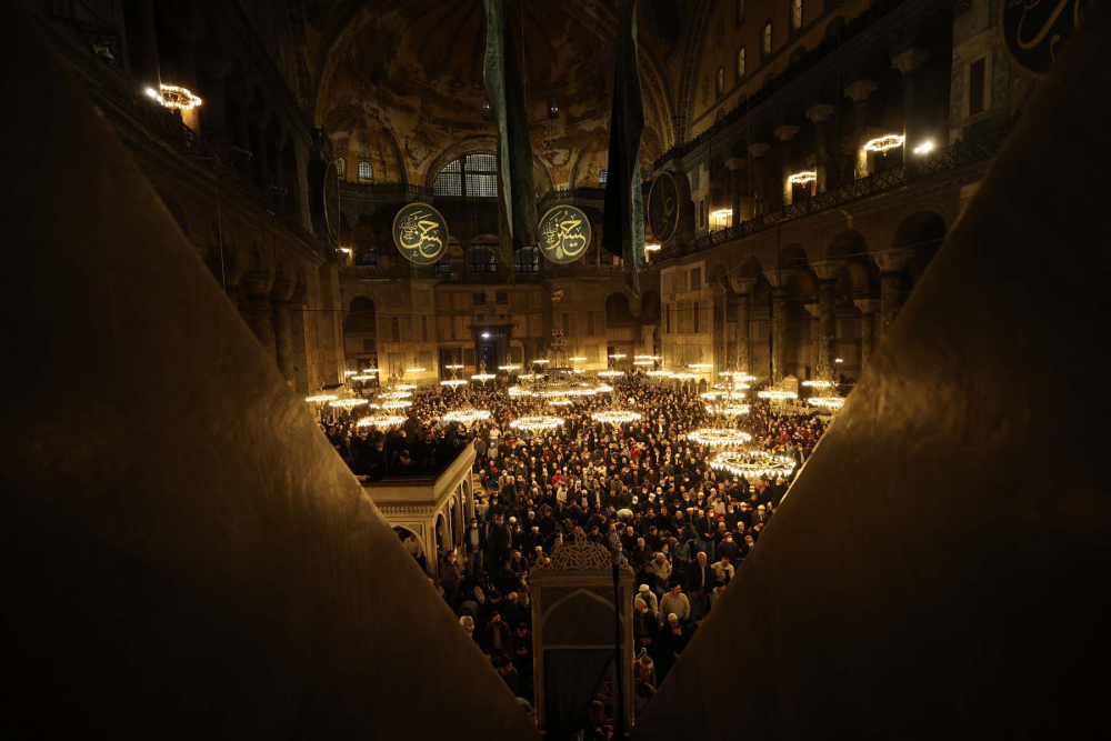 Fethin sembolü Ayasofya-i Kebir Cami-i Şerifi'nde tarihi an! 88 yıl sonra ilk teravih namazı kılındı, cami ve Sultan Ahmet Meydanı doldu, taştı 5