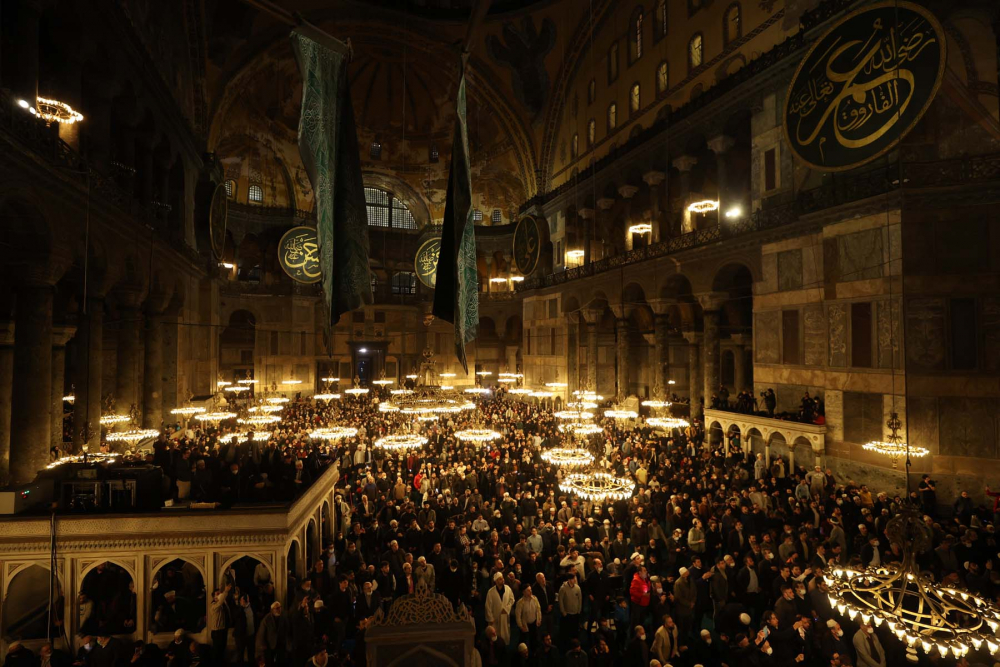 Fethin sembolü Ayasofya-i Kebir Cami-i Şerifi'nde tarihi an! 88 yıl sonra ilk teravih namazı kılındı, cami ve Sultan Ahmet Meydanı doldu, taştı 6