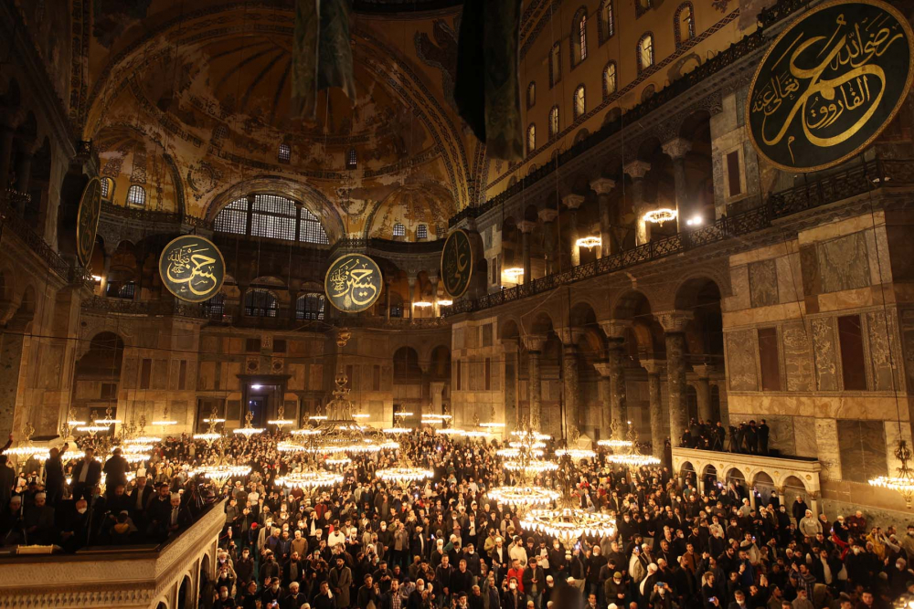 Fethin sembolü Ayasofya-i Kebir Cami-i Şerifi'nde tarihi an! 88 yıl sonra ilk teravih namazı kılındı, cami ve Sultan Ahmet Meydanı doldu, taştı 7