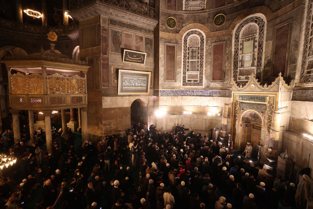 Fethin sembolü Ayasofya-i Kebir Cami-i Şerifi'nde tarihi an! 88 yıl sonra ilk teravih namazı kılındı, cami ve Sultan Ahmet Meydanı doldu, taştı 8