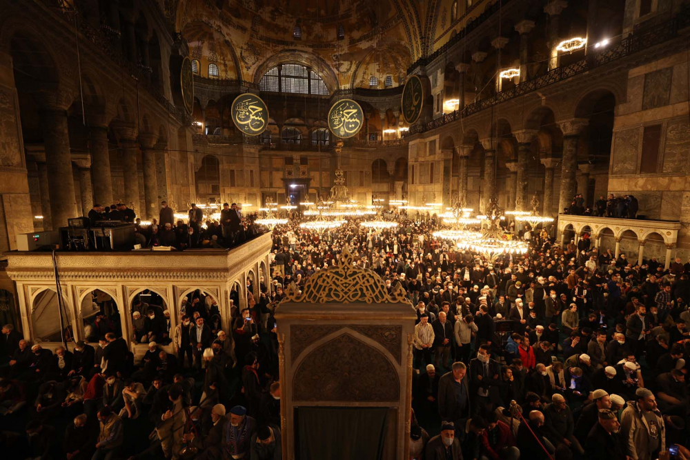 Fethin sembolü Ayasofya-i Kebir Cami-i Şerifi'nde tarihi an! 88 yıl sonra ilk teravih namazı kılındı, cami ve Sultan Ahmet Meydanı doldu, taştı 9