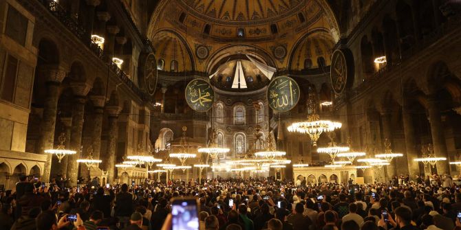 Fethin sembolü Ayasofya-i Kebir Cami-i Şerifi'nde tarihi an! 88 yıl sonra ilk teravih namazı kılındı, cami ve Sultan Ahmet Meydanı doldu, taştı