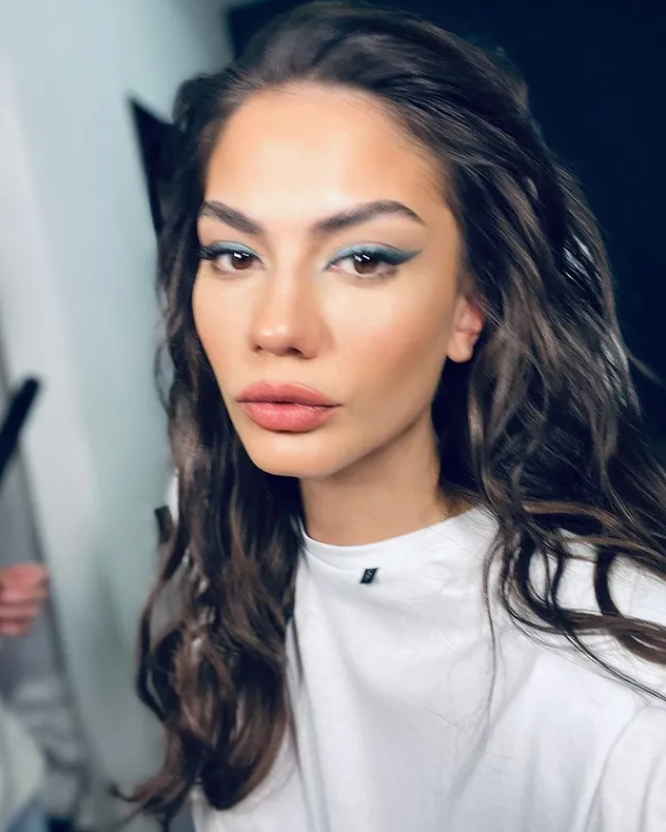 Demet Özdemir'in, Ramazan ayında rakı paylaşımı tepki çekti! "Lingo lingo" 2