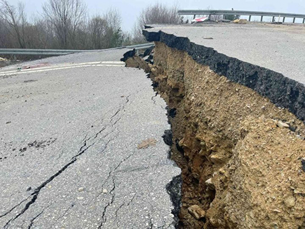 Her sene çöken yol bu yılda çöktü! Heyelan Karadeniz’i İstanbul’a bağlayan yolu çökertti 3