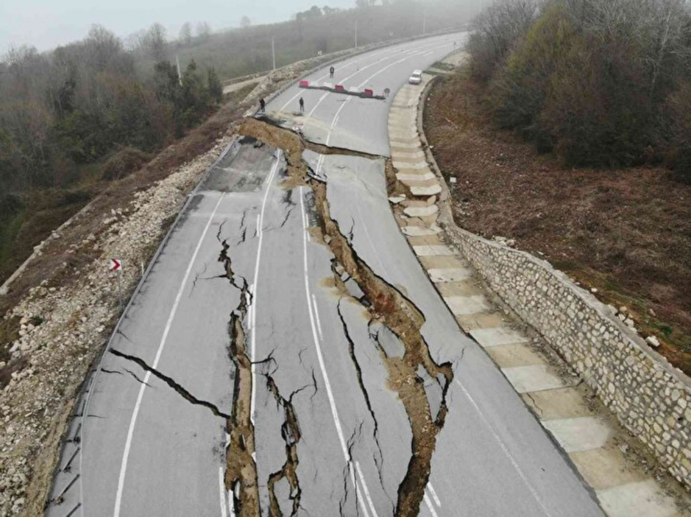 Her sene çöken yol bu yılda çöktü! Heyelan Karadeniz’i İstanbul’a bağlayan yolu çökertti 4